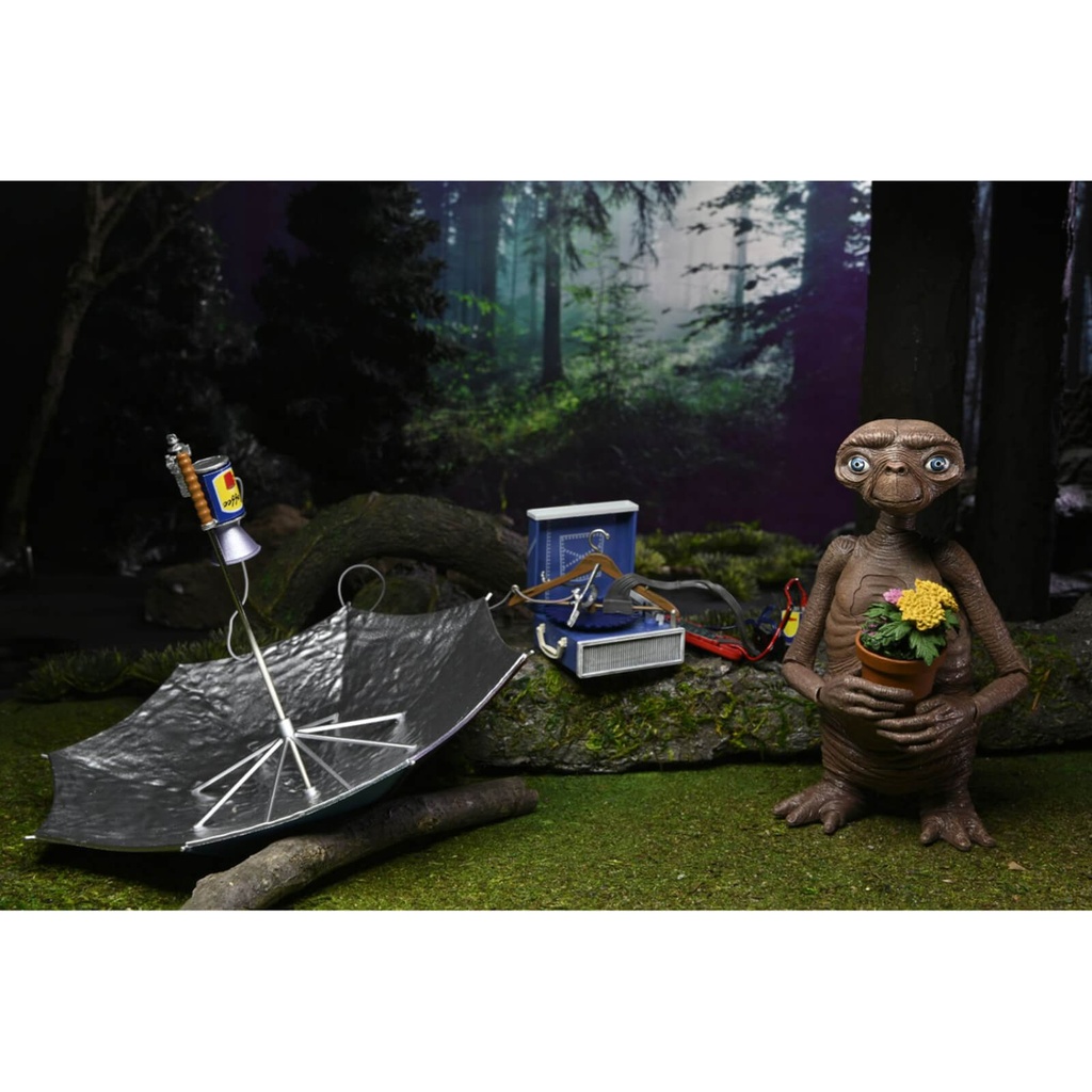 NECA - E.T. - 40th Anniversary Deluxe E.T. Ultimate 7 Action Figure with LED Chest